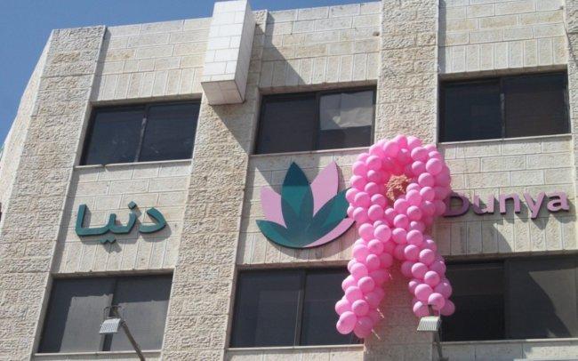مركز "دنيا" يطلق حملة للتبرع بالشعر لصالح مريضات السرطان